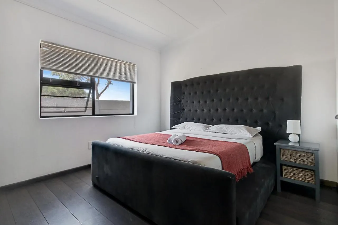 Spacious 4 Bedroom Hideout Sanctuary With Pool Le Cap 0*,