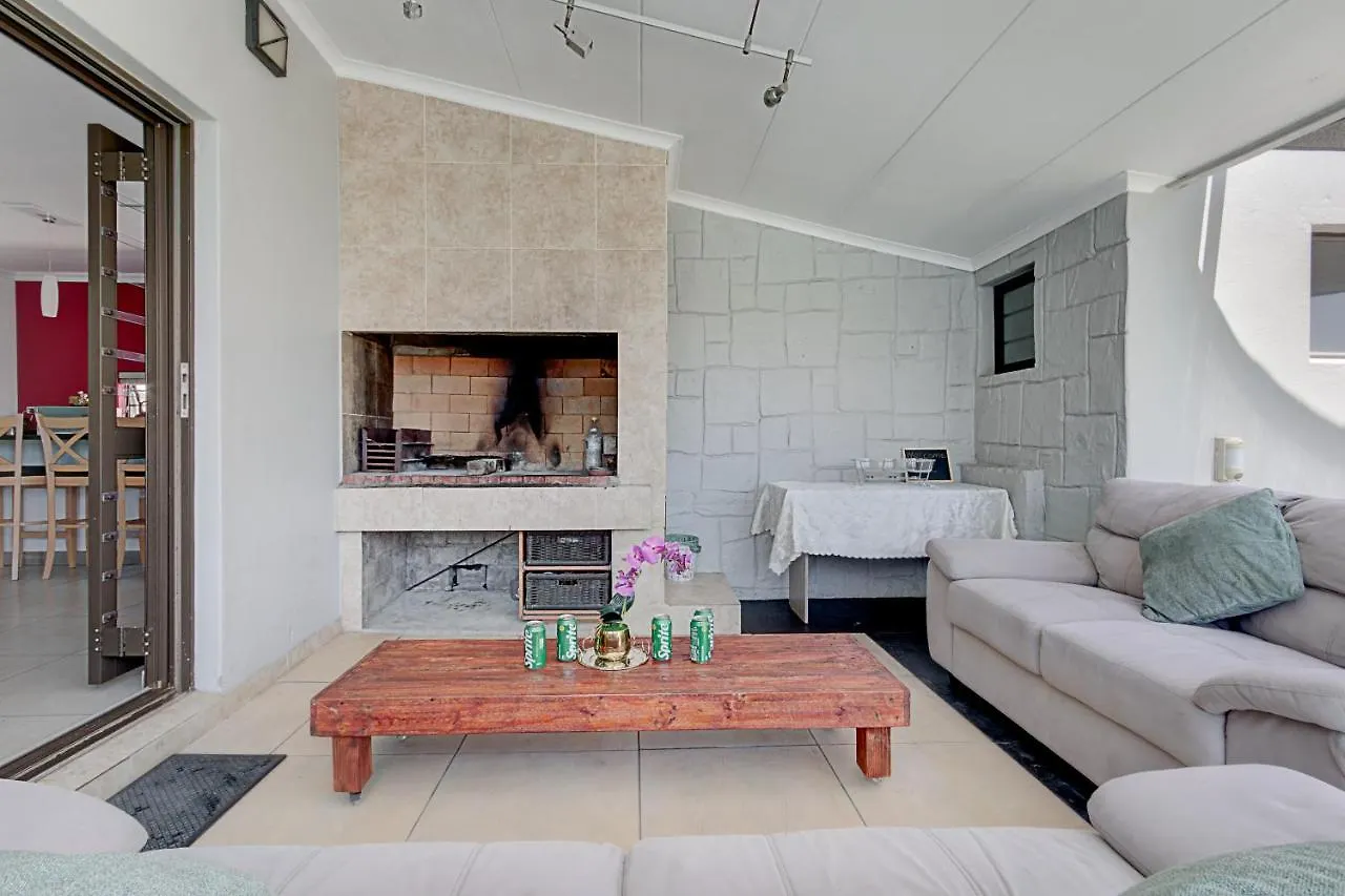 Spacious 4 Bedroom Hideout Sanctuary With Pool Le Cap 0*,