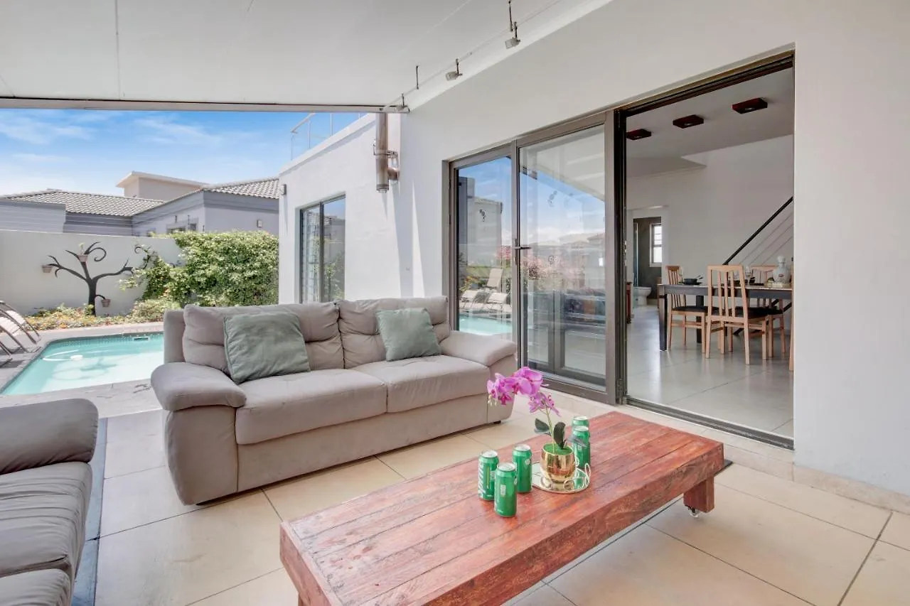 Spacious 4 Bedroom Hideout Sanctuary With Pool Le Cap Villa