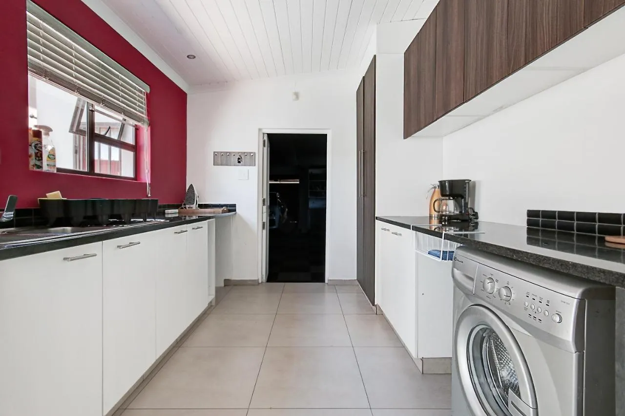 Spacious 4 Bedroom Hideout Sanctuary With Pool Le Cap