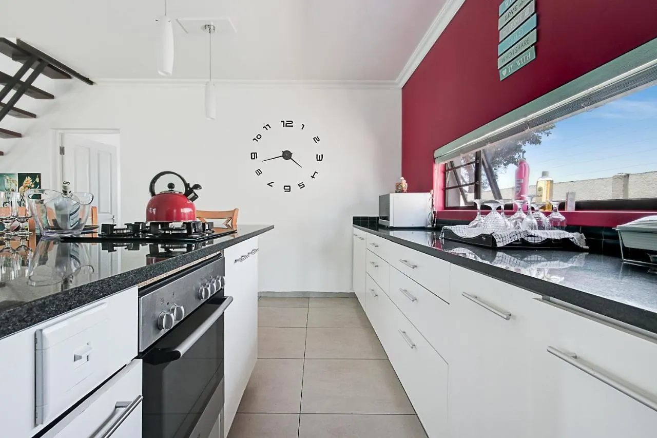 Spacious 4 Bedroom Hideout Sanctuary With Pool Le Cap Villa