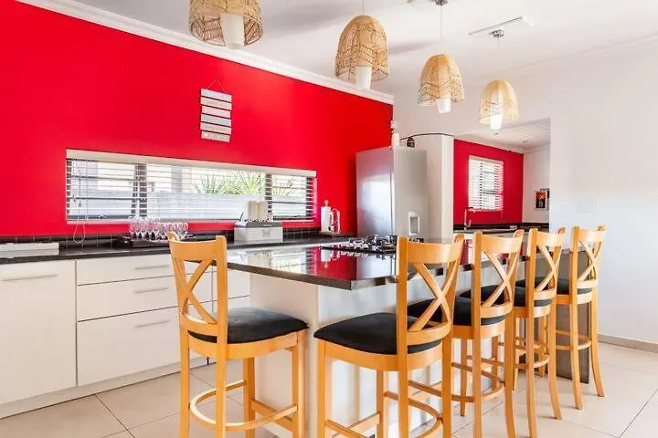 Spacious 4 Bedroom Hideout Sanctuary With Pool Le Cap