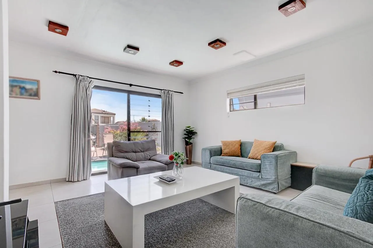 Spacious 4 Bedroom Hideout Sanctuary With Pool Cape Town 0*,