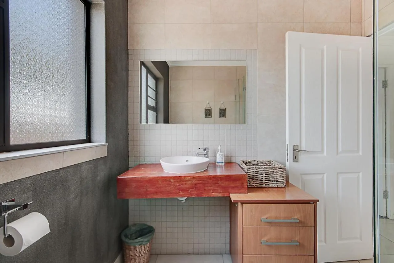 Spacious 4 Bedroom Hideout Sanctuary With Pool Cape Town Villa