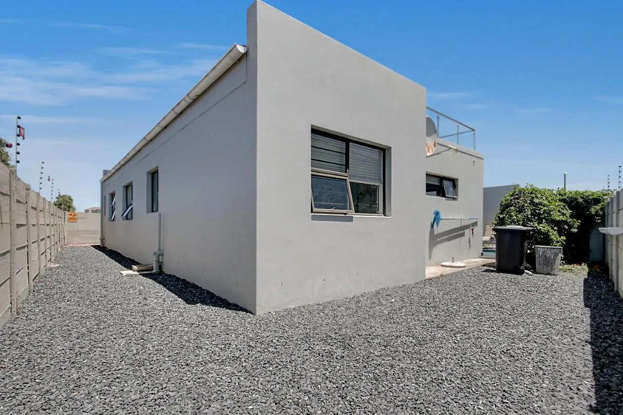 Spacious 4 Bedroom Hideout Sanctuary With Pool Cape Town Villa