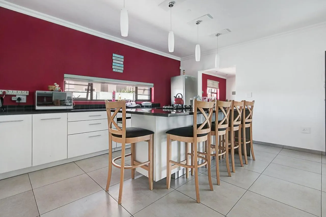 Spacious 4 Bedroom Hideout Sanctuary With Pool Cape Town