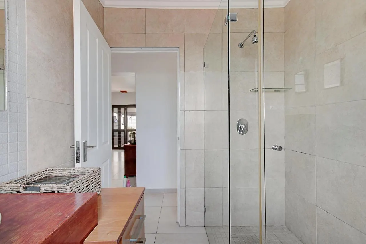Spacious 4 Bedroom Hideout Sanctuary With Pool Cape Town